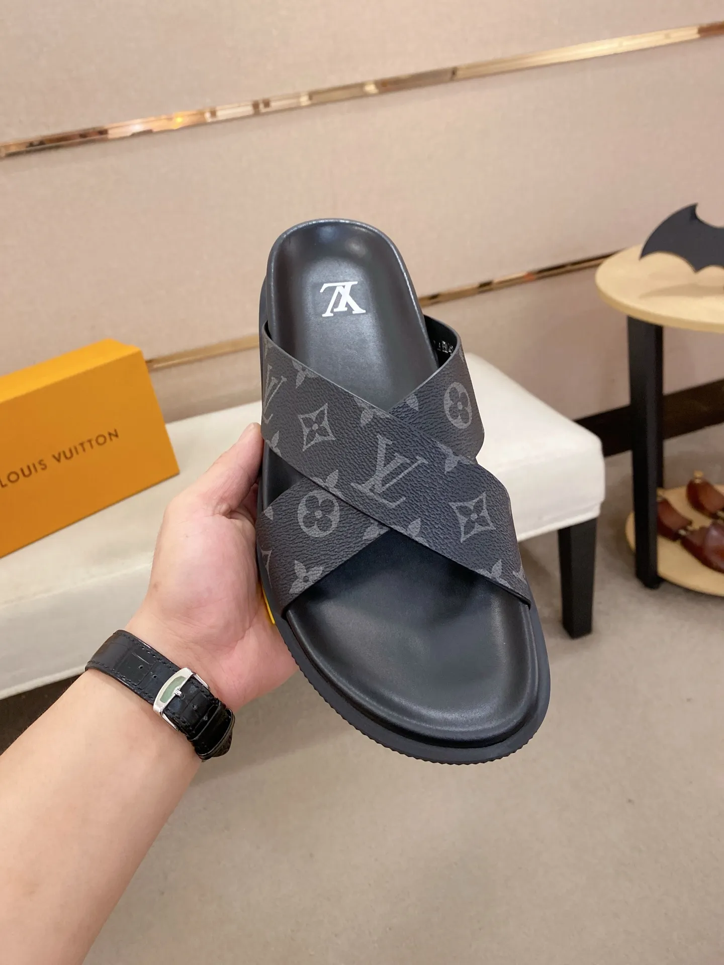 Factory price: 420💰Made by LV🔍Top purchasing agent. Men's spring and summer slippers are available at the same counter. The uppers are made of cowhide imported from Italy. High-quality craftsmanship, soles: original soles specially provided by the original factory, exclusive movable molded soles are super comfortable, original factory follow-up goods, 🔍🔍high quality, can be entered and exited the counter at will, welcome to compare, code number 38-44. Can be customized45